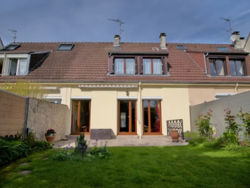 Grande maison à Saint-Brice-Courcelles (51370)